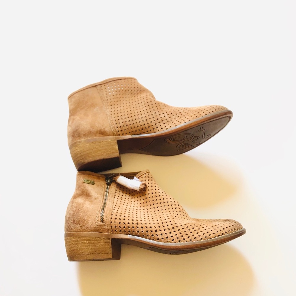 Brand New Roxy womens brown ankle boots